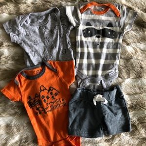 Newborn short-sleeved onesies and shorts